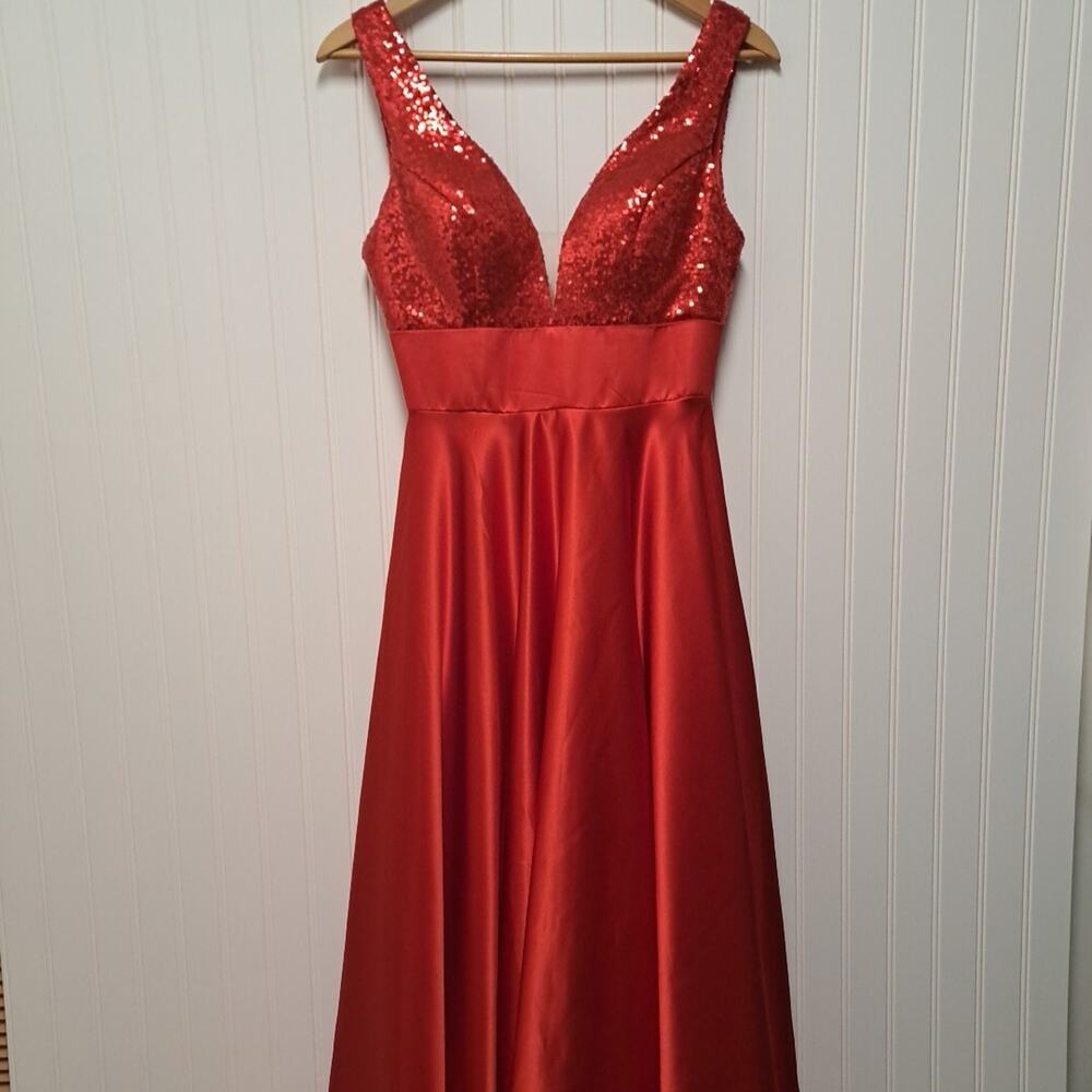 Hand Crafted Sleeveless Dress Formal Gown Womens 2 Red Sequins / Satin Skirt